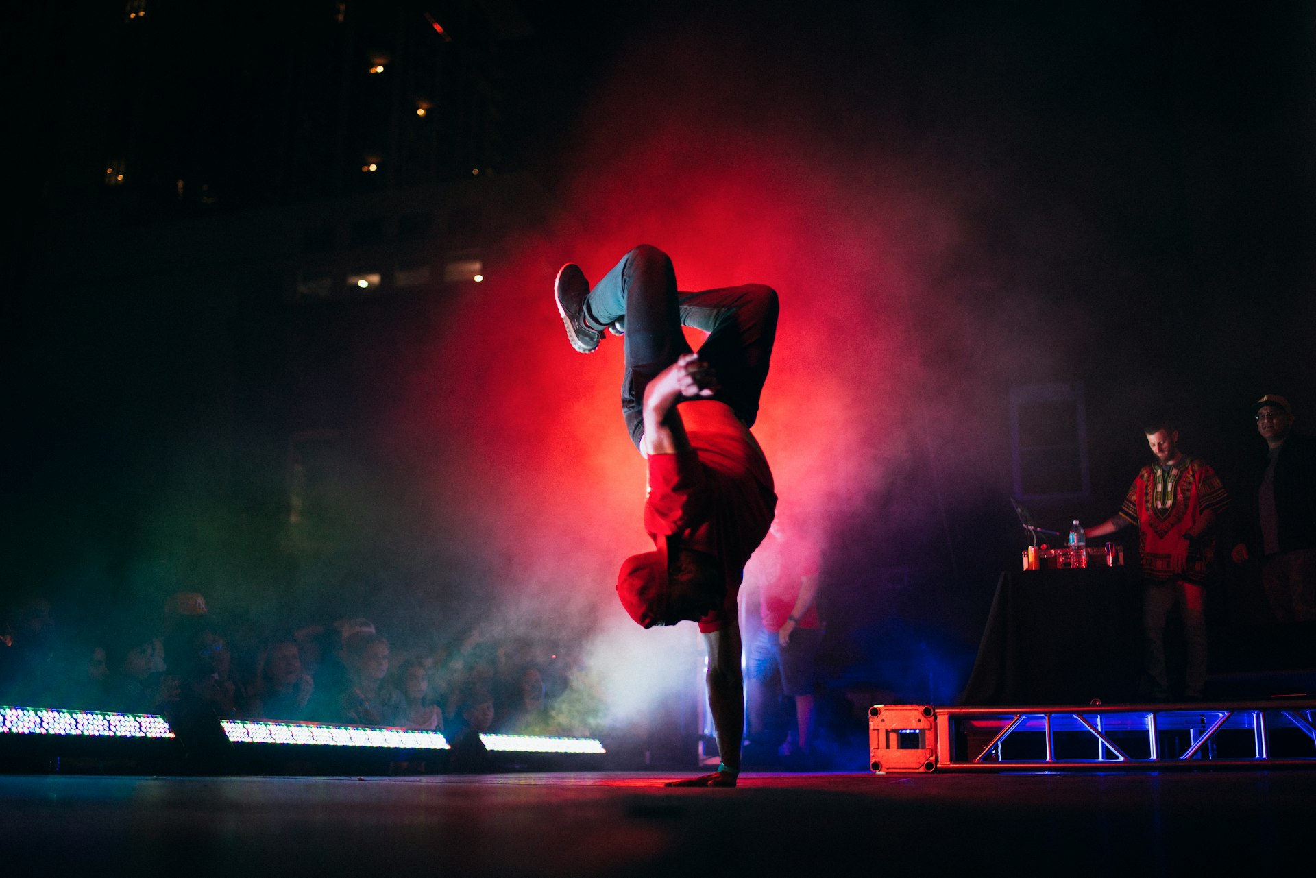 Bailarín haciendo breakdance